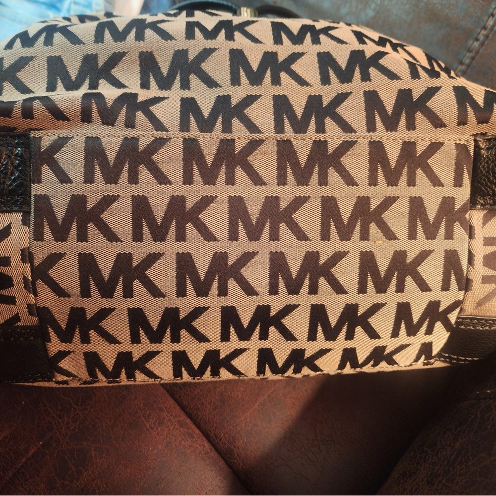 Mk drawstring in great condition very pretty